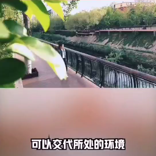 高角度俯拍可以交代所处的环境